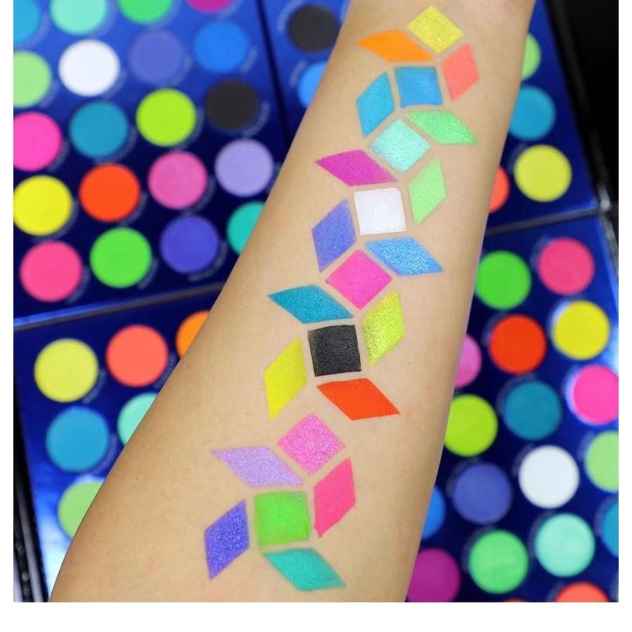 City of Neon Lights 24 Vibrant Pigment & Eyeshadow